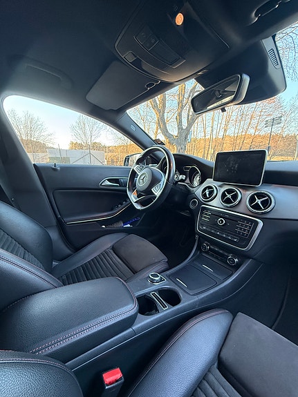 Mercedes-Benz CLA200 9 of 17