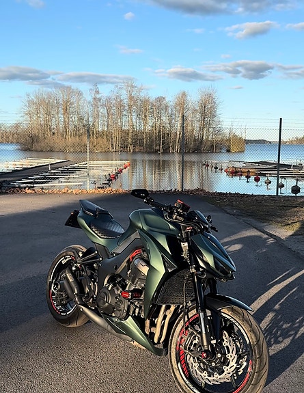 Kawasaki Z1000 2 of 9
