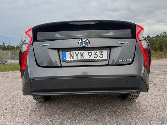 Toyota Prius 8 of 29