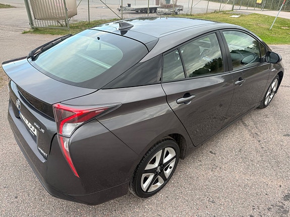 Toyota Prius 10 of 29