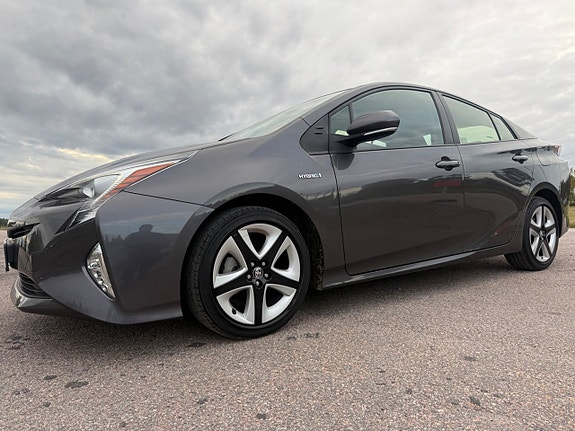 Toyota Prius 4 of 29