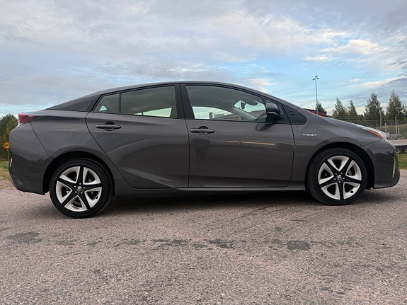 Toyota Prius 12 of 29