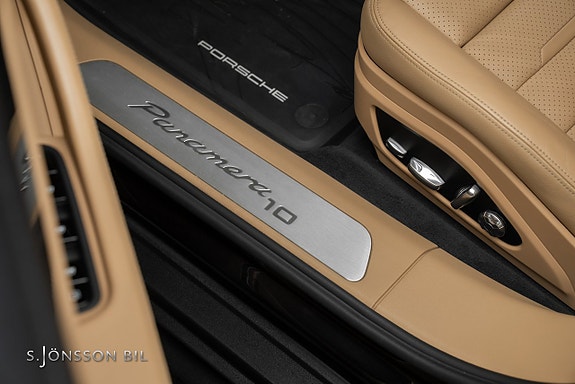 Porsche Panamera 4 14 of 18