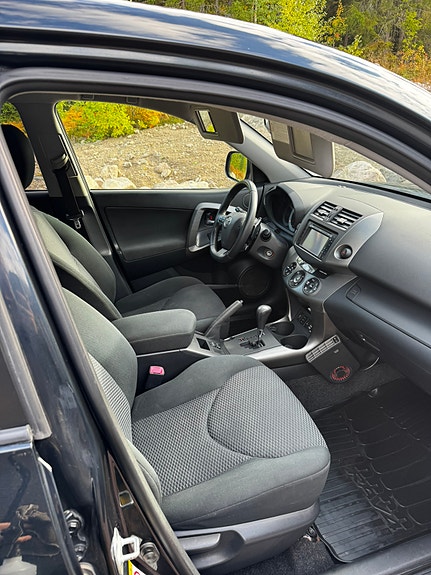 Toyota RAV4 5 of 9