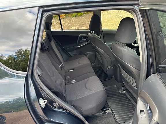 Toyota RAV4 8 of 9