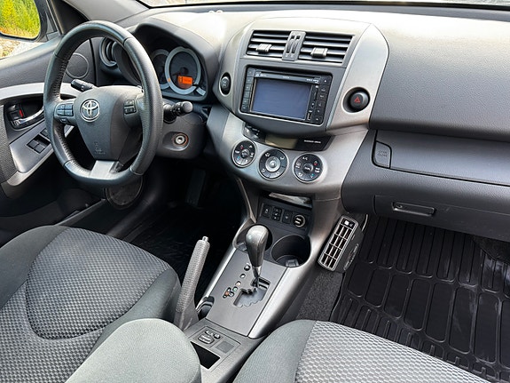 Toyota RAV4 6 of 9