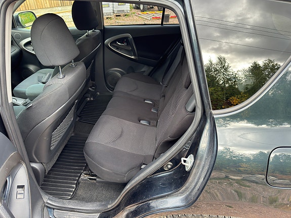 Toyota RAV4 7 of 9