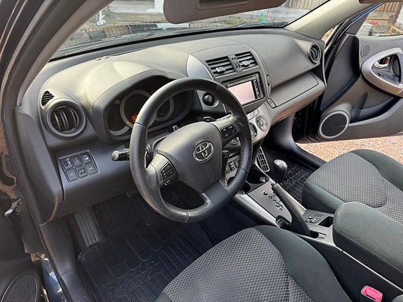 Toyota RAV4 4 of 9