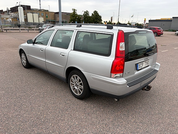 Volvo V70 3 of 5