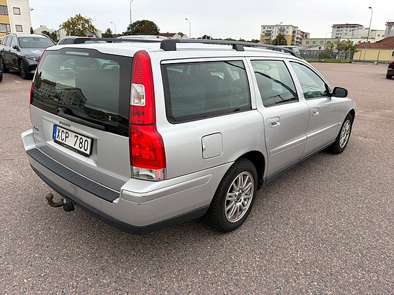 Volvo V70 4 of 5