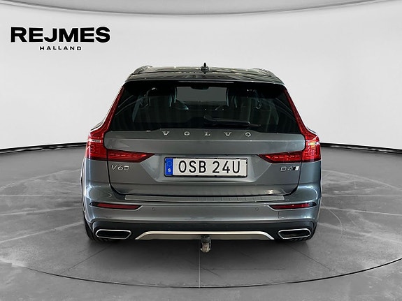 Volvo V60 Cross Country 7 of 13