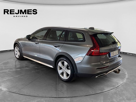 Volvo V60 Cross Country 2 of 13
