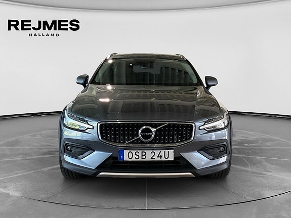 Volvo V60 Cross Country 8 of 13