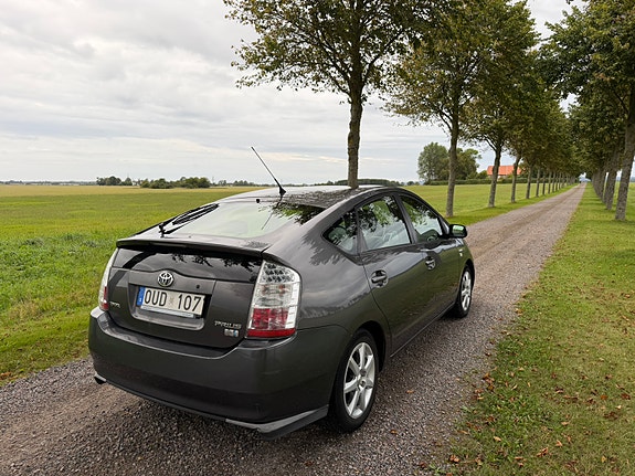 Toyota Prius 5 of 7