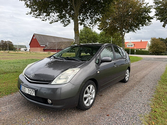 Toyota Prius 2 of 7