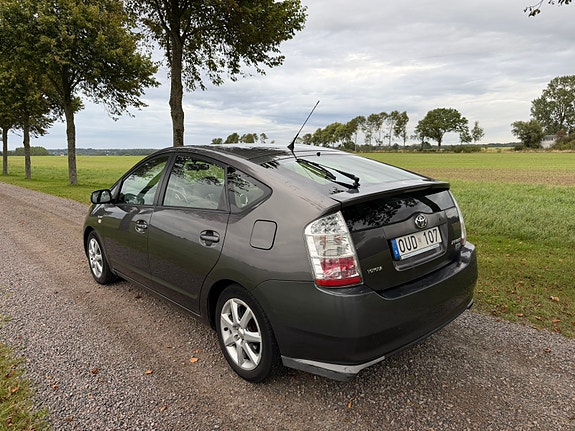 Toyota Prius 4 of 7