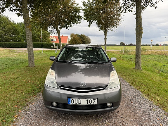 Toyota Prius 3 of 7