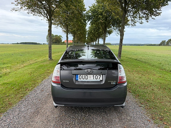 Toyota Prius 6 of 7