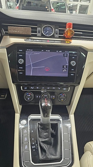 Volkswagen Passat 13 of 22
