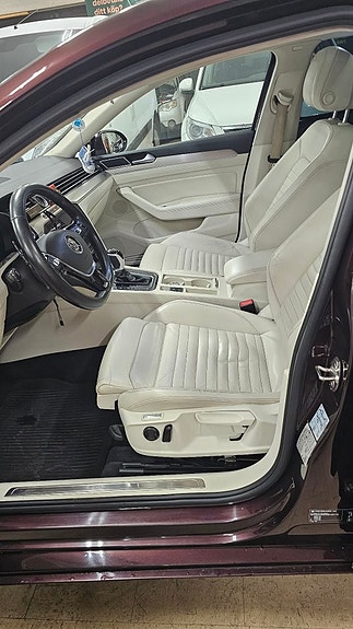 Volkswagen Passat 10 of 22