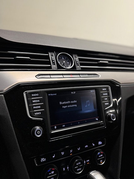 Volkswagen Passat 15 of 22