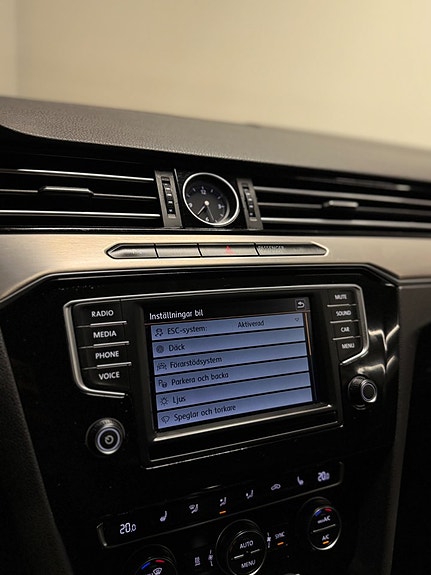 Volkswagen Passat 16 of 22
