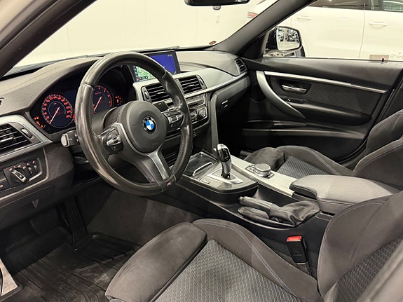 BMW 320i 11 of 24