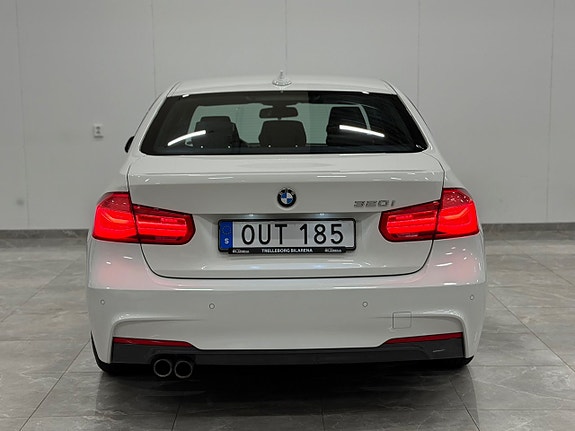 BMW 320i 8 of 24