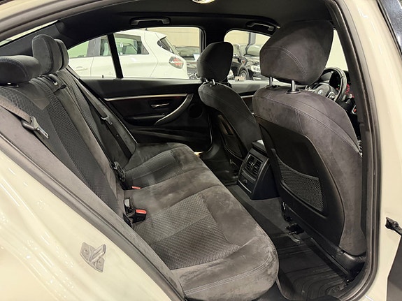 BMW 320i 22 of 24