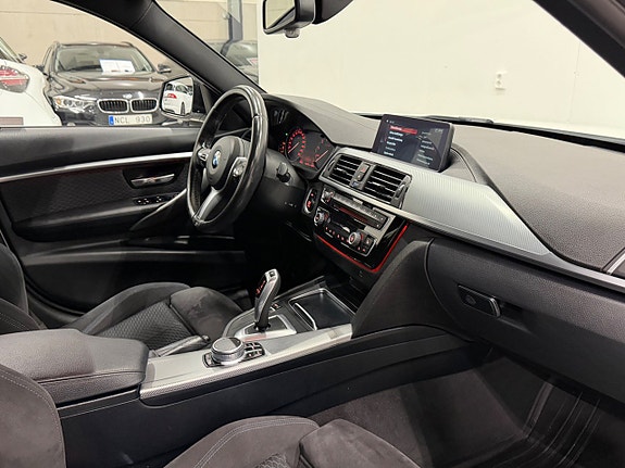 BMW 320i 13 of 24