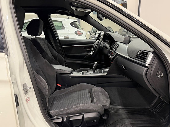 BMW 320i 14 of 24
