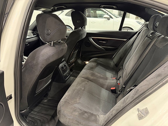 BMW 320i 23 of 24