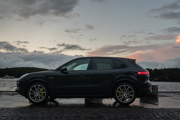 Porsche Cayenne 3 of 13