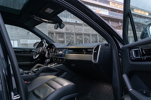 Porsche Cayenne 8 of 13