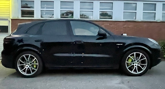 Porsche Cayenne 2 of 8