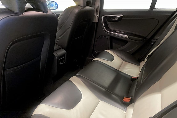 Volvo V60 Cross Country 8 of 9