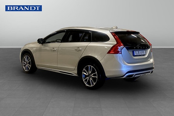 Volvo V60 Cross Country 2 of 9
