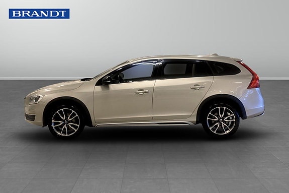 Volvo V60 Cross Country 3 of 9