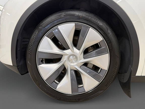 Tesla Model Y 14 of 15