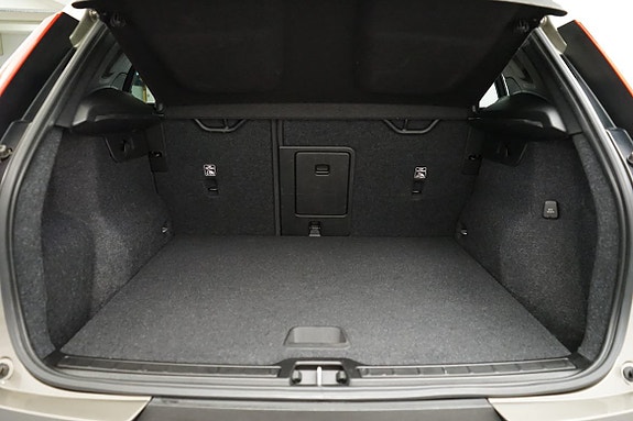 Volvo XC40 8 of 16