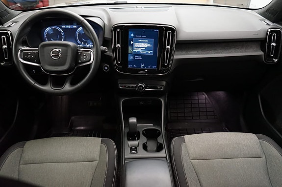 Volvo XC40 6 of 16