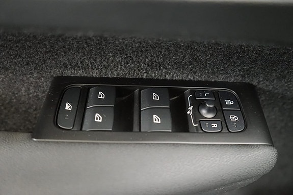 Volvo XC40 11 of 16