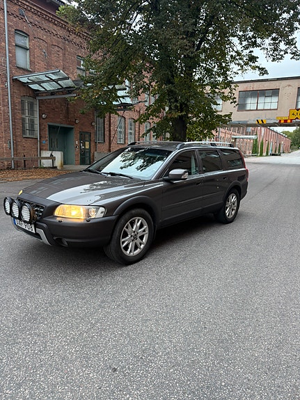 Volvo XC70 2 of 10