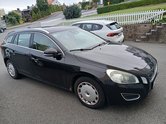 Volvo V60 2 of 8