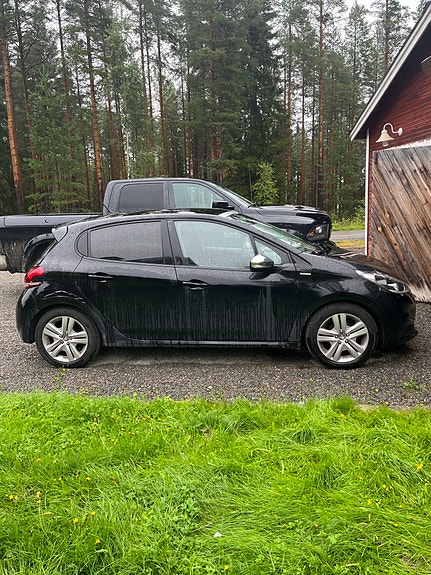 Peugeot 208 2 of 7