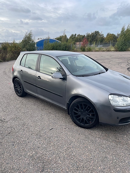 Volkswagen Golf V 2 of 11