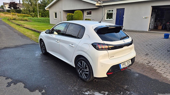 Peugeot 208 3 of 10