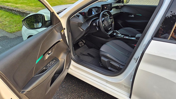 Peugeot 208 4 of 10