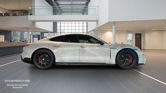 Porsche Taycan GTS 16 of 17