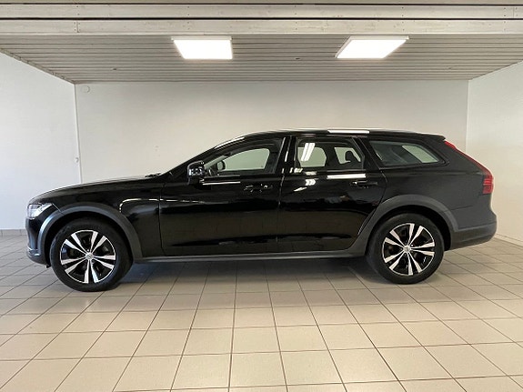 Volvo V90 Cross Country 2 of 7